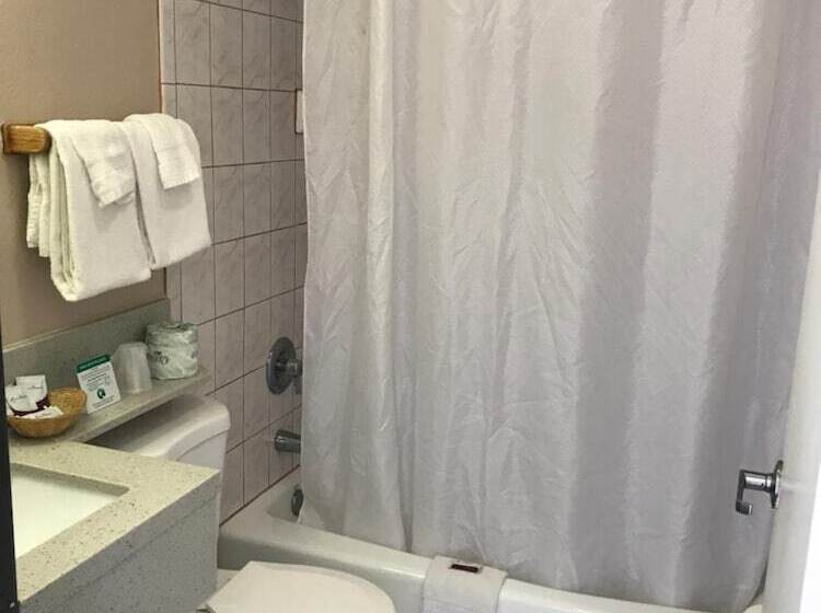 فندق على الطريق Manhattan Inn & Suites