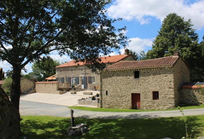 تختخواب و صبحانه Chambres D'hôtes Logis Charrier Le Petit Bignon