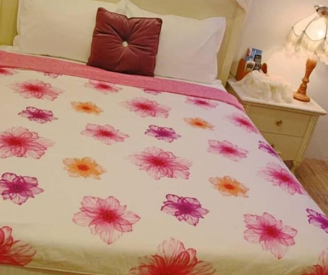 تختخواب و صبحانه Maple