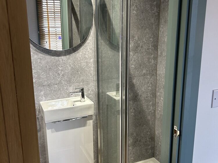 مسافرخانه The Ship