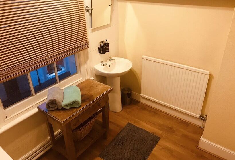 مسافرخانه The Ship