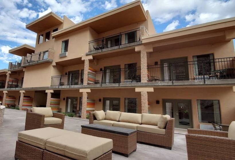 فندق Bluff Dwellings Resort