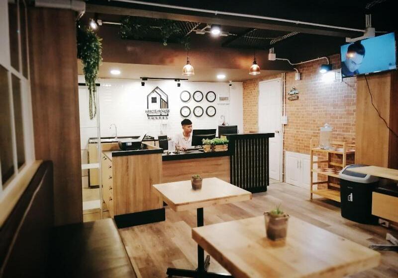 White House Hostel