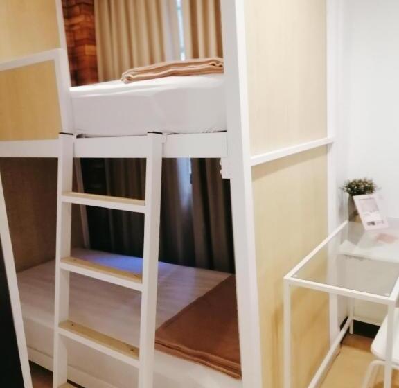 White House Hostel