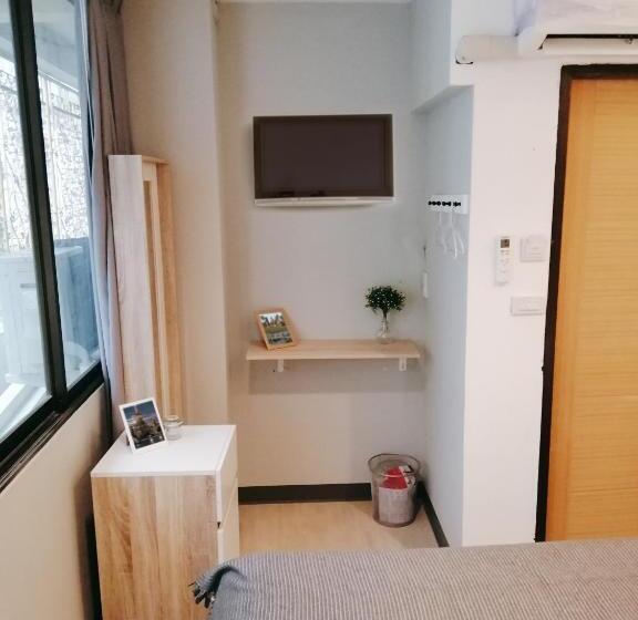 White House Hostel