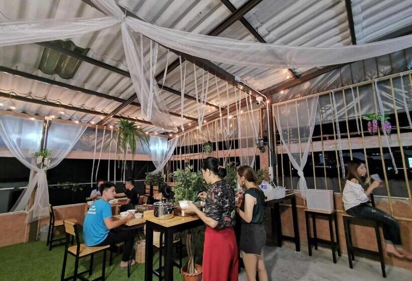 White House Hostel