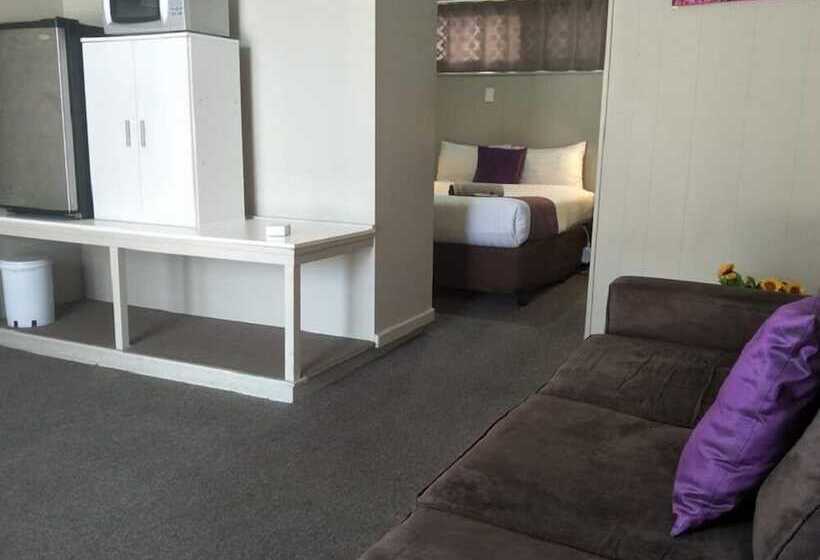 Smerdon Lodge Motel