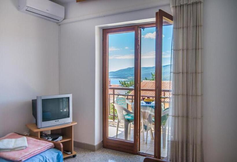 Apartments Pino Rabac