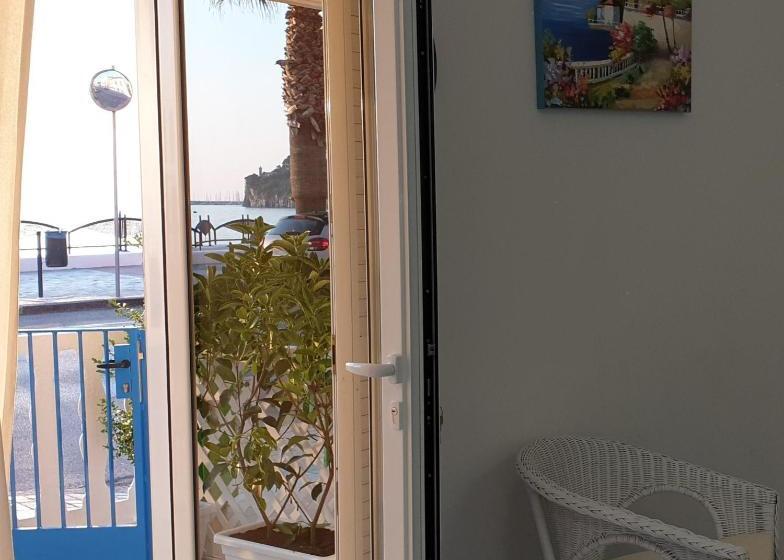 تختخواب و صبحانه A Un Passo Dal Mare
