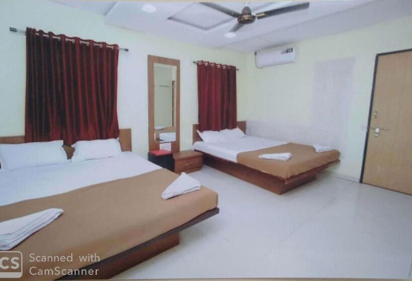 בית מלון כפרי Rajhuns Deluxe Lodging