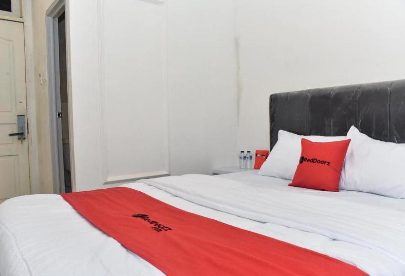 Отель Reddoorz Plus @ Kemayoran