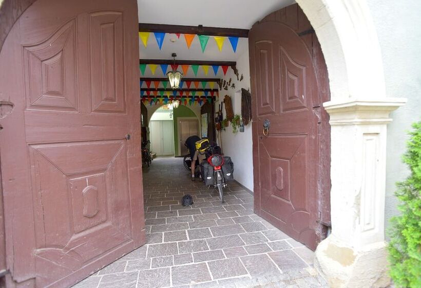 مسافرخانه Gasthof Grüner Baum