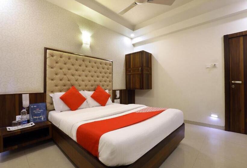 فندق Collection O Satyan Inn