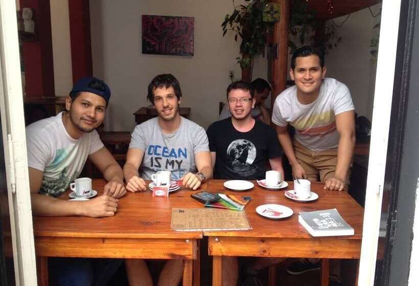 La Casa De Pandora Hostel & Cafe
