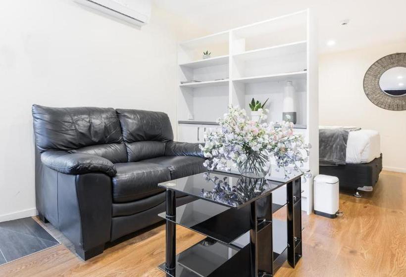 تختخواب و صبحانه Marlin House