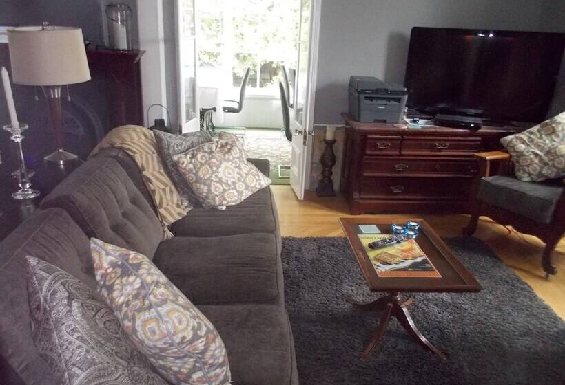 Seaway Manor B&b