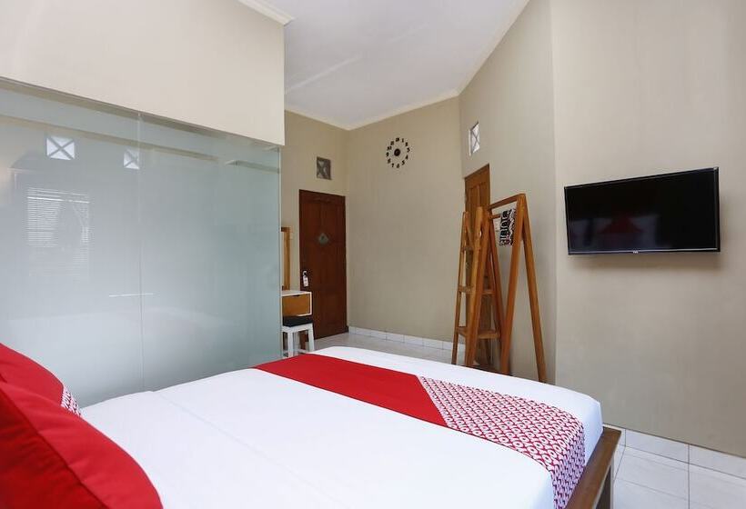 پانسیون Oyo 1072 Kampung Condro Wulan Guesthouse