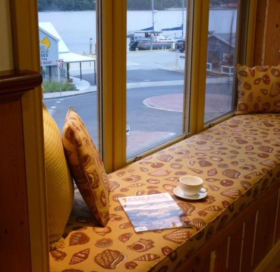 هتل Bushmans Cafe