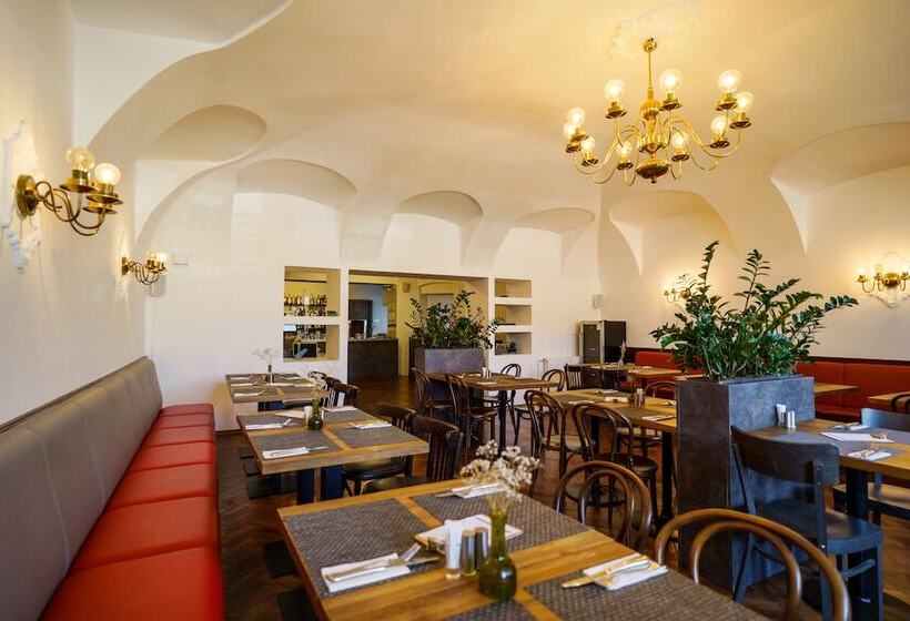 בית מלון כפרי U Labutě