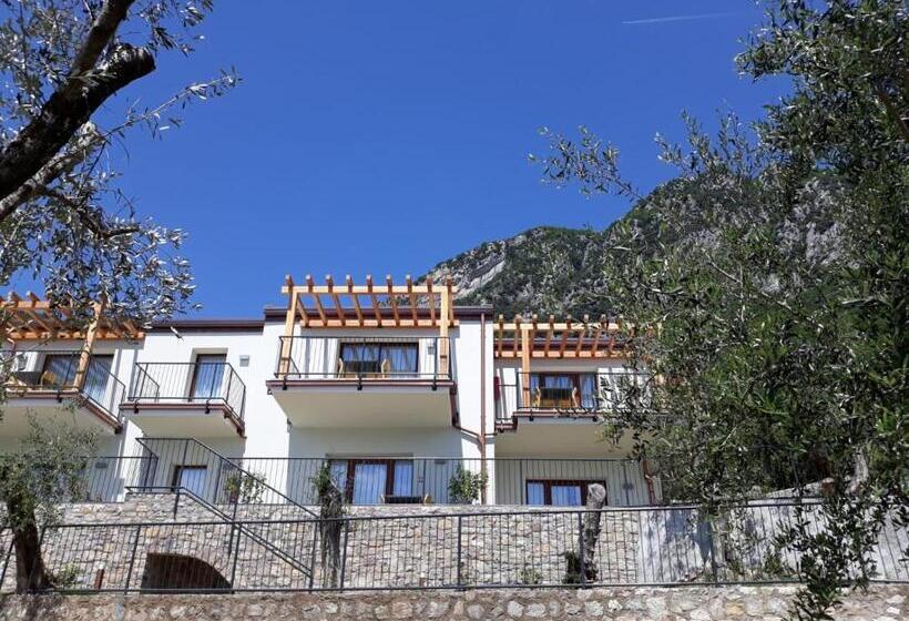 مسافرخانه Residence Dany Appartamenti Con Cucina Vista Lago Piscina E Parcheggio