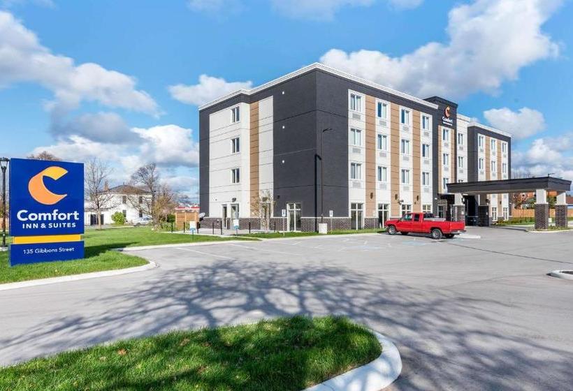 Отель Comfort Inn & Suites