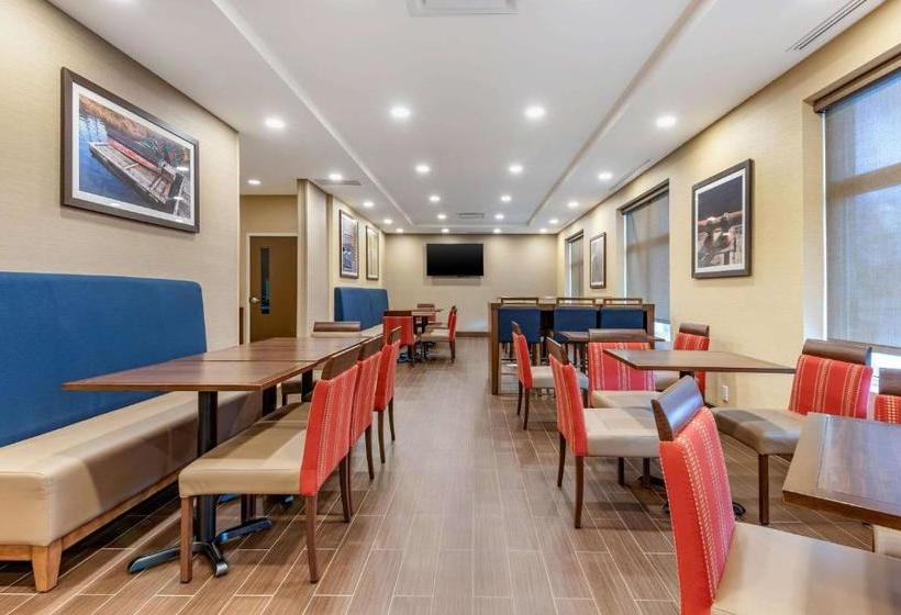 Отель Comfort Inn & Suites