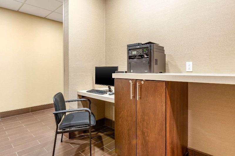 Отель Comfort Inn & Suites
