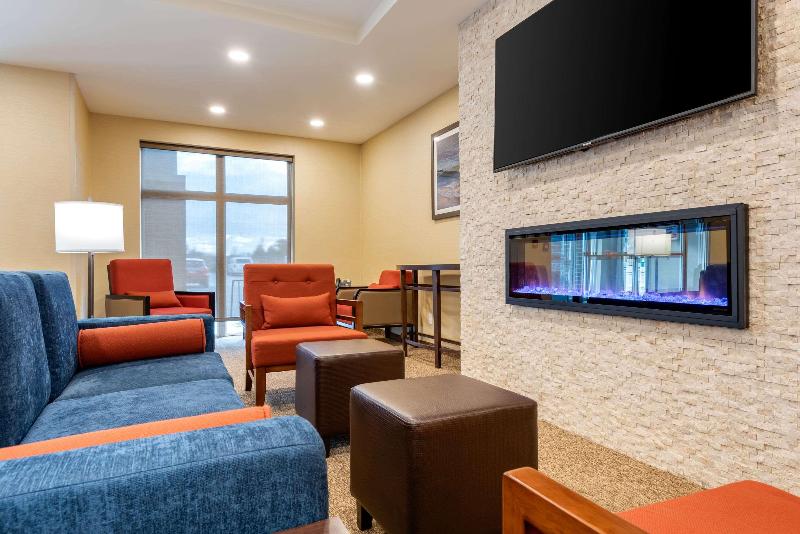 Отель Comfort Inn & Suites