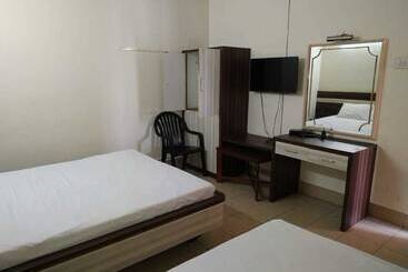 هتل Iroomz Sri Balaji Residency