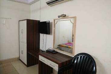 هتل Iroomz Sri Balaji Residency