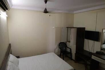 هتل Iroomz Sri Balaji Residency