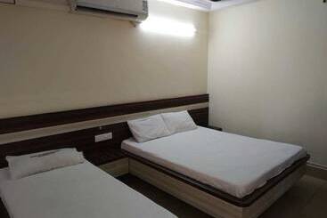 هتل Iroomz Sri Balaji Residency