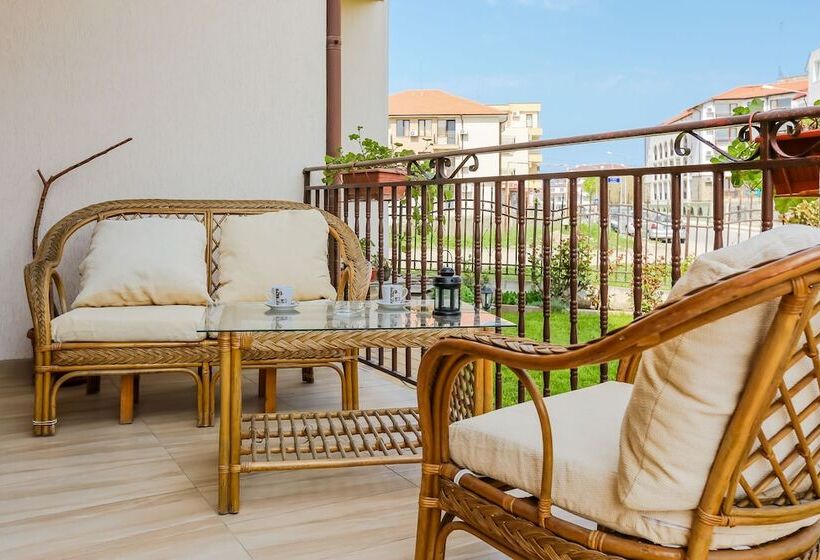 پانسیون Family Triple Room In Dafinka Guest House