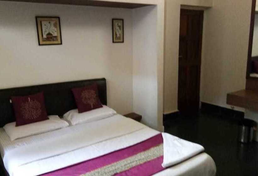 هتل Fabexpress Royal Baga Residency