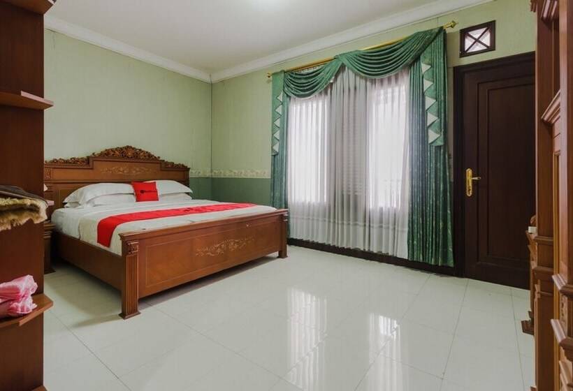 Отель Reddoorz Syariah @ Cipanas