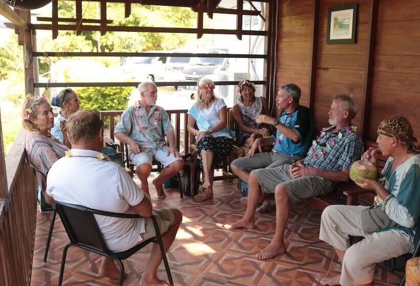 تختخواب و صبحانه The Hawk's Nest Resort