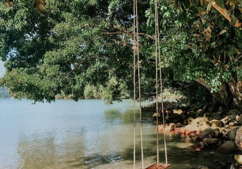 تختخواب و صبحانه The Hawk's Nest Resort