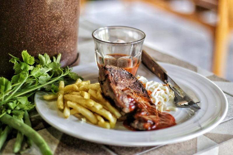 تختخواب و صبحانه The Hawk's Nest Resort