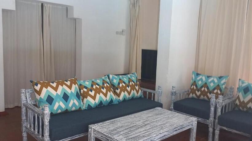Wayside Beach Apartments