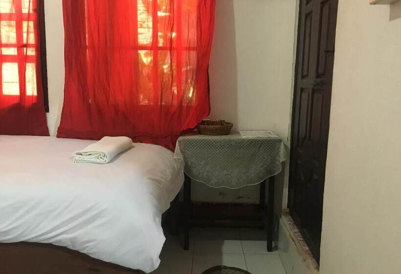 پانسیون Manotemple House