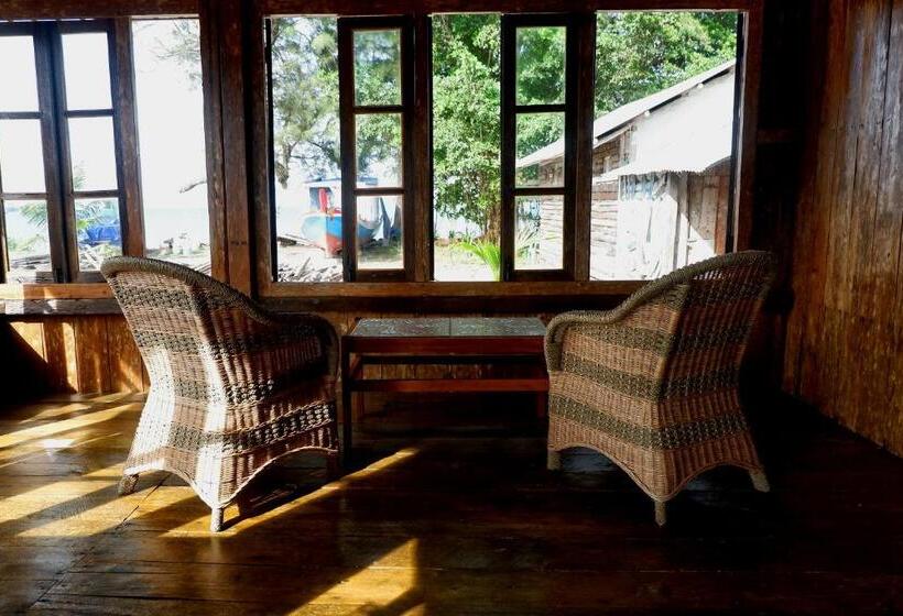 تختخواب و صبحانه Rock And Wreck Dive Resort