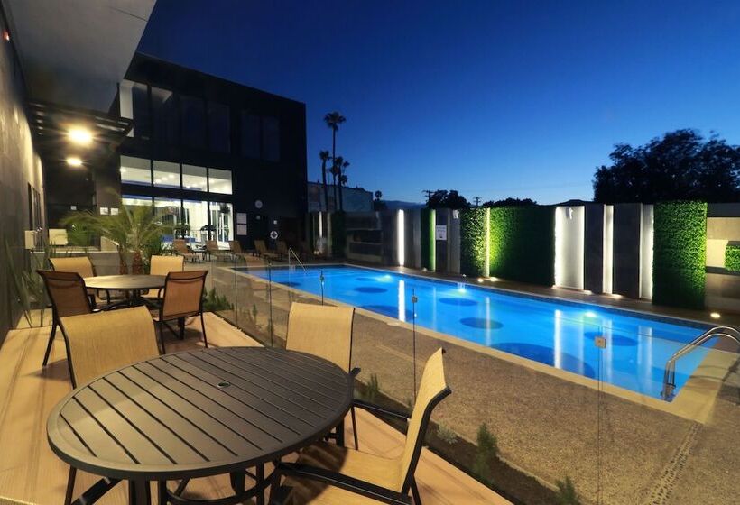 هتل Holiday Inn Express & Suites   Ensenada Centro, An Ihg