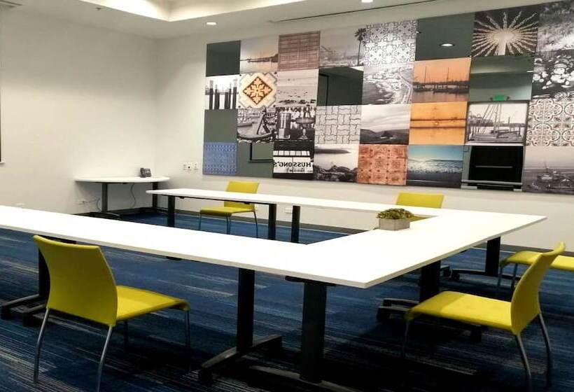 هتل Holiday Inn Express & Suites   Ensenada Centro, An Ihg
