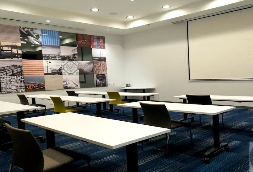 هتل Holiday Inn Express & Suites   Ensenada Centro, An Ihg