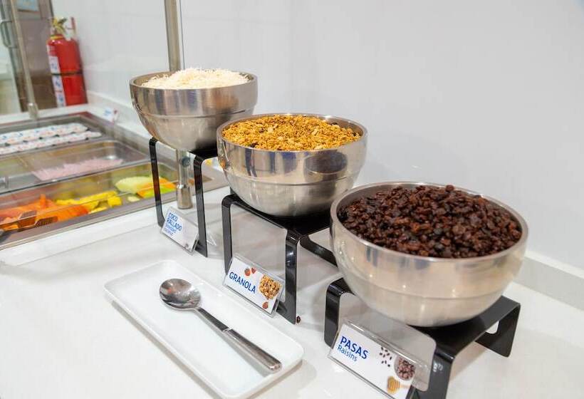 هتل Holiday Inn Express & Suites   Ensenada Centro, An Ihg