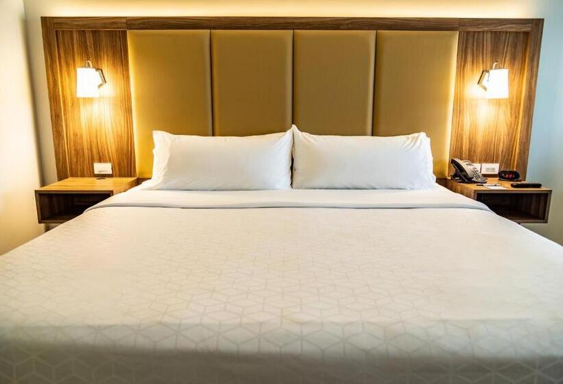 هتل Holiday Inn Express & Suites   Ensenada Centro, An Ihg