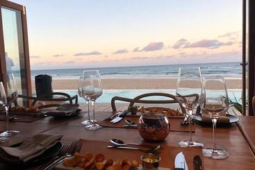 هتل Eclectic Beach Retreat