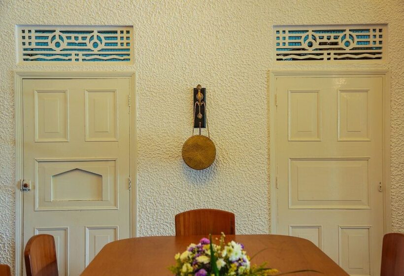 هتل Castle Hill Bungalow