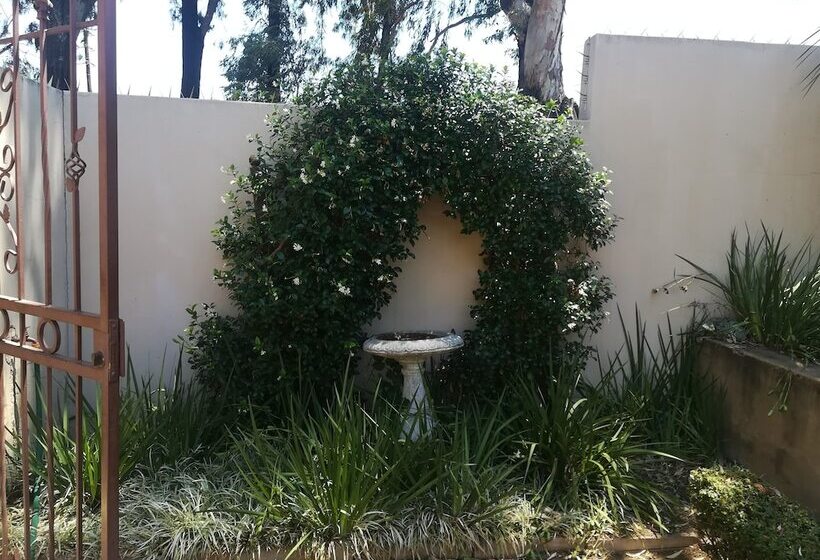 צימר The Moon And Sixpence Garden Guest House