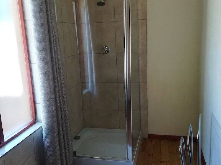 צימר The Moon And Sixpence Garden Guest House